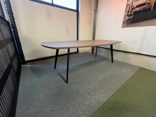 Deensovale vergadertafel Real